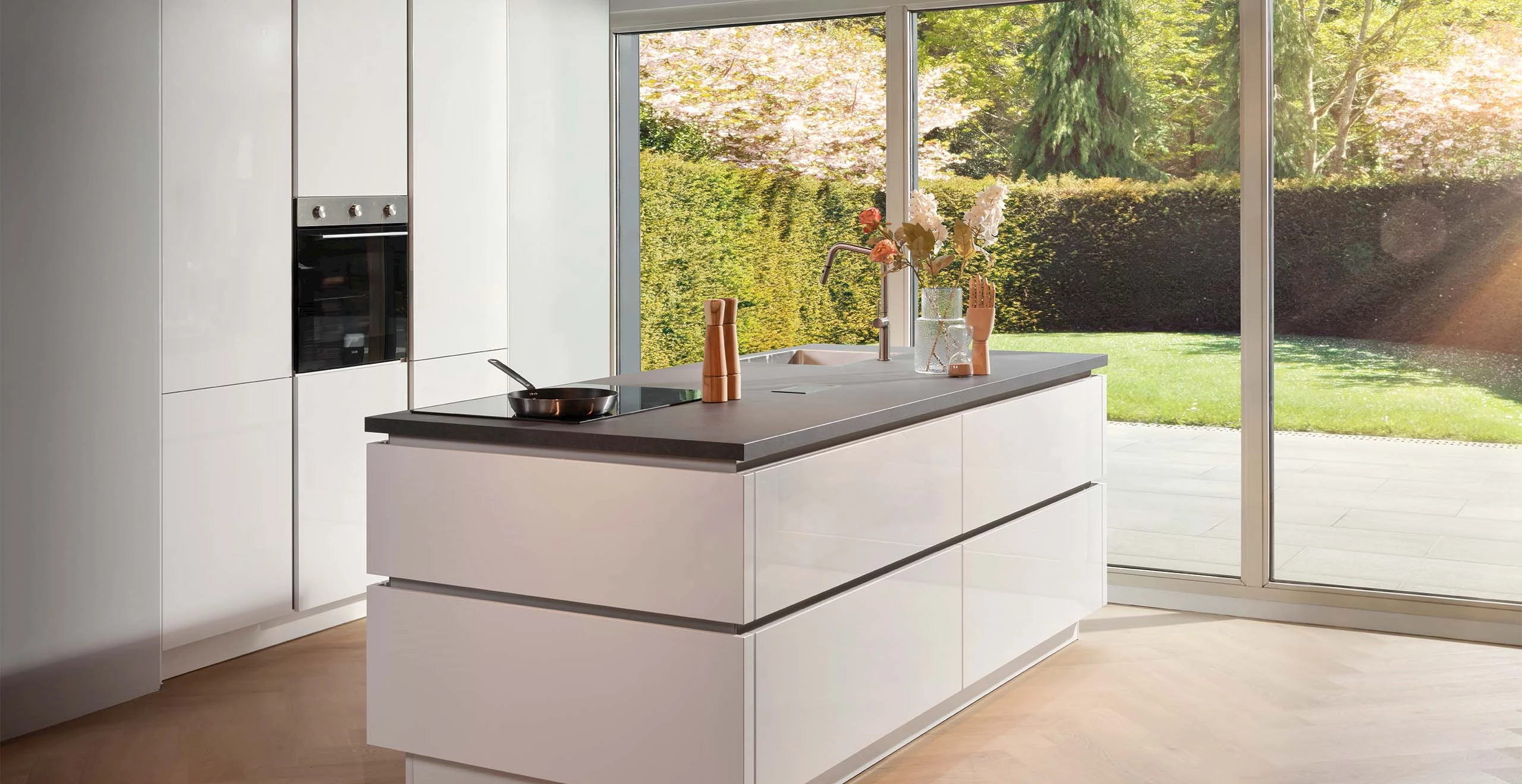 Parallel keukens met raam