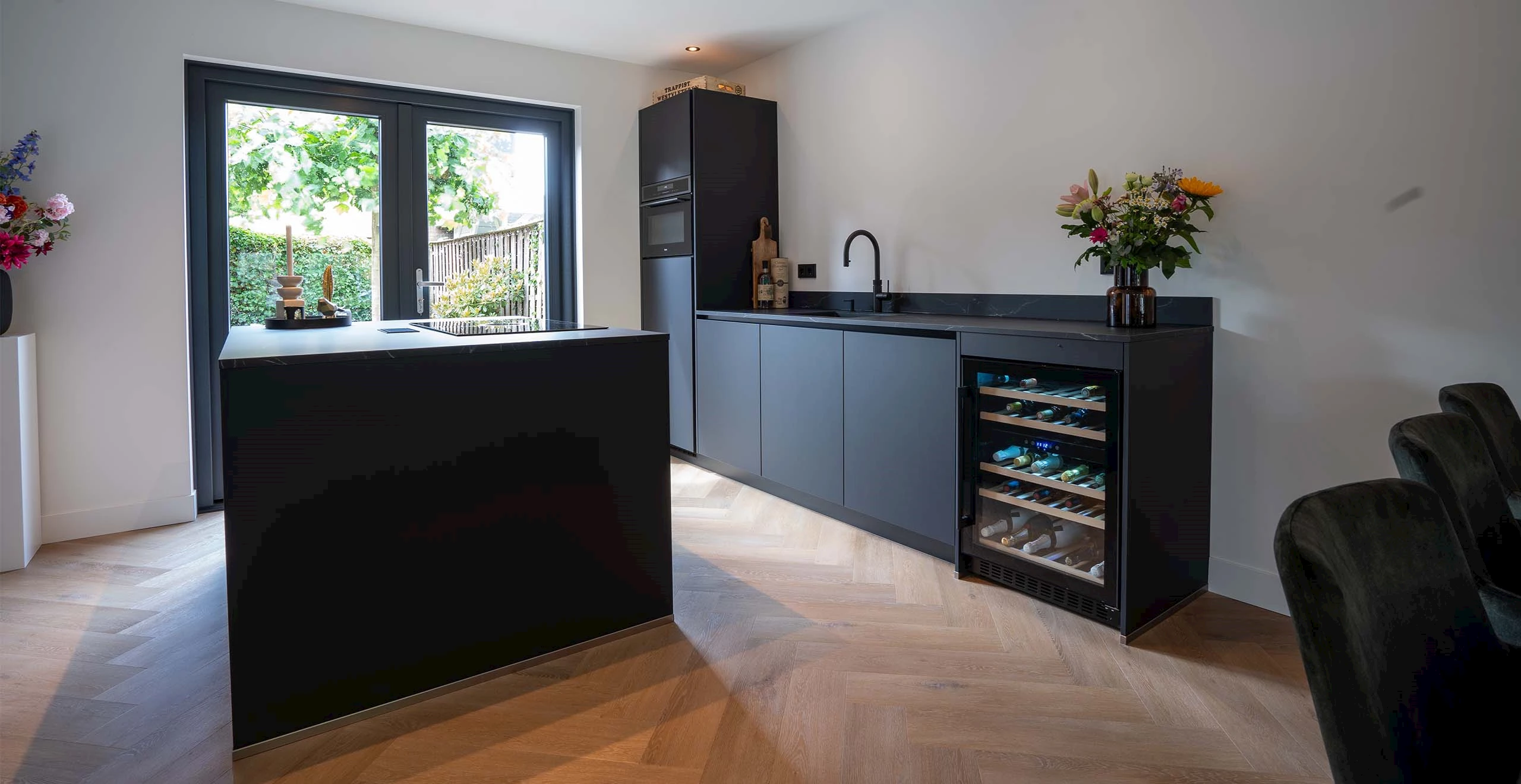 Strakke moderne zwarte keuken