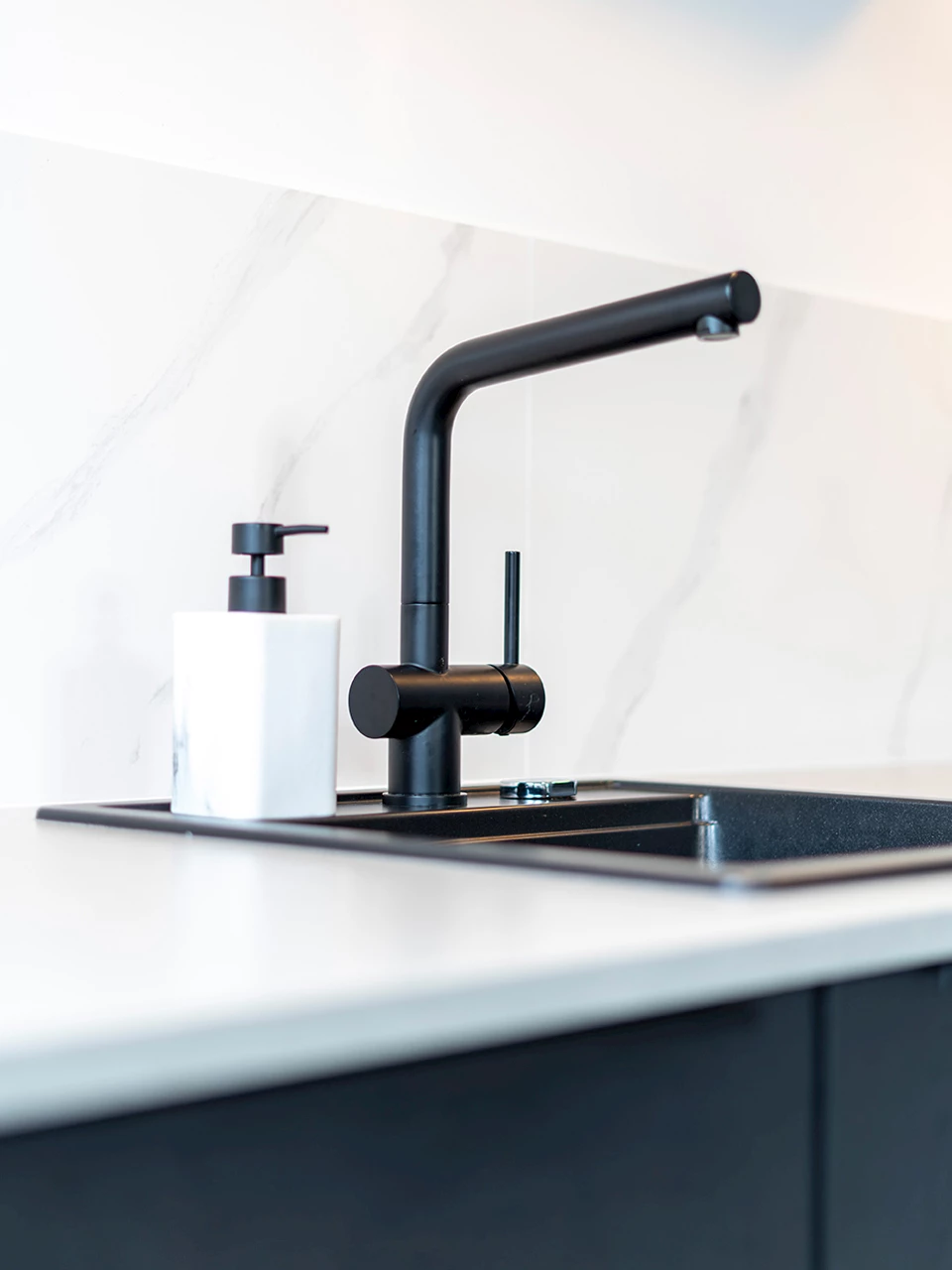 Spoelbak en kraan schoonmaken