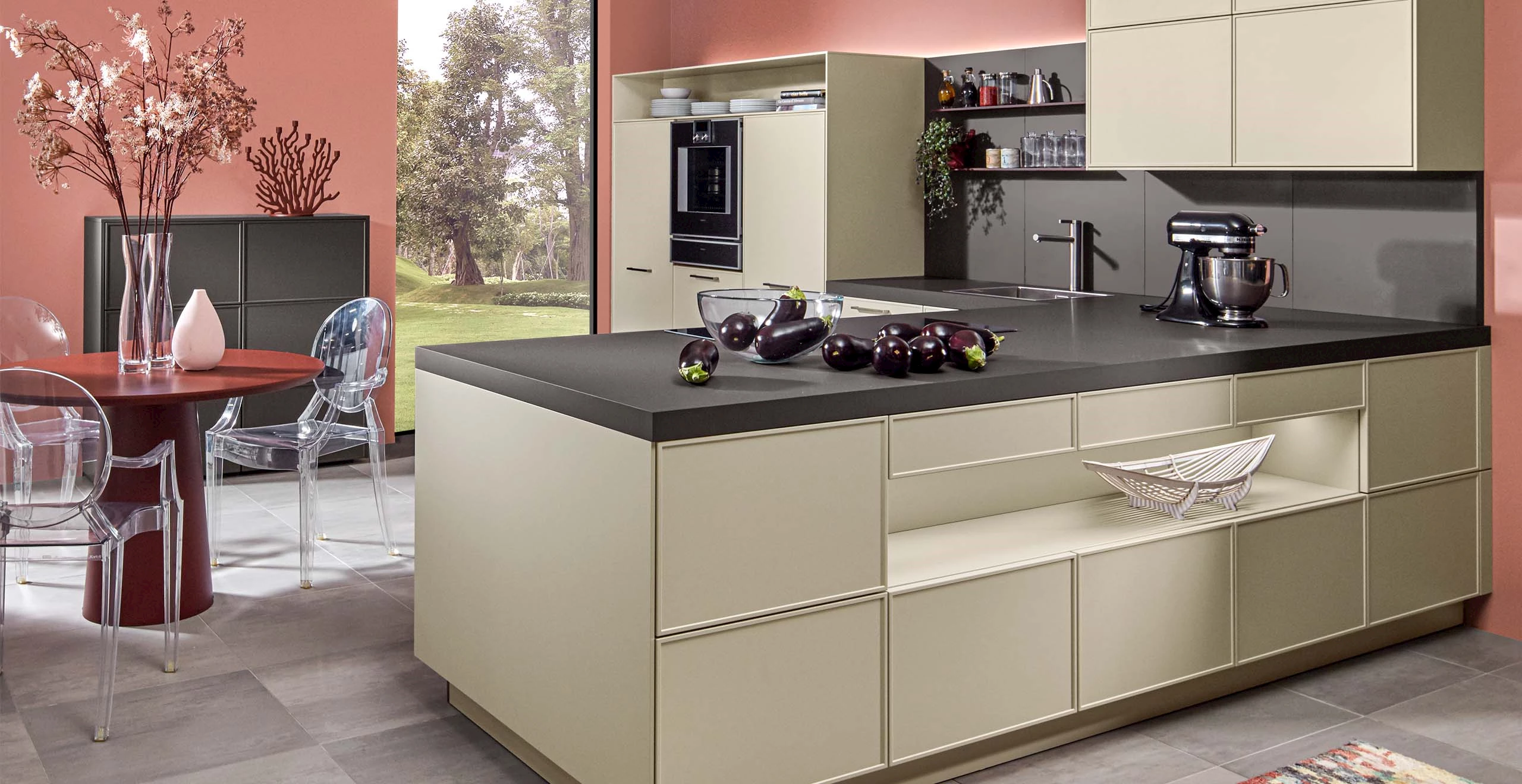 Taupe keuken met zwart blad