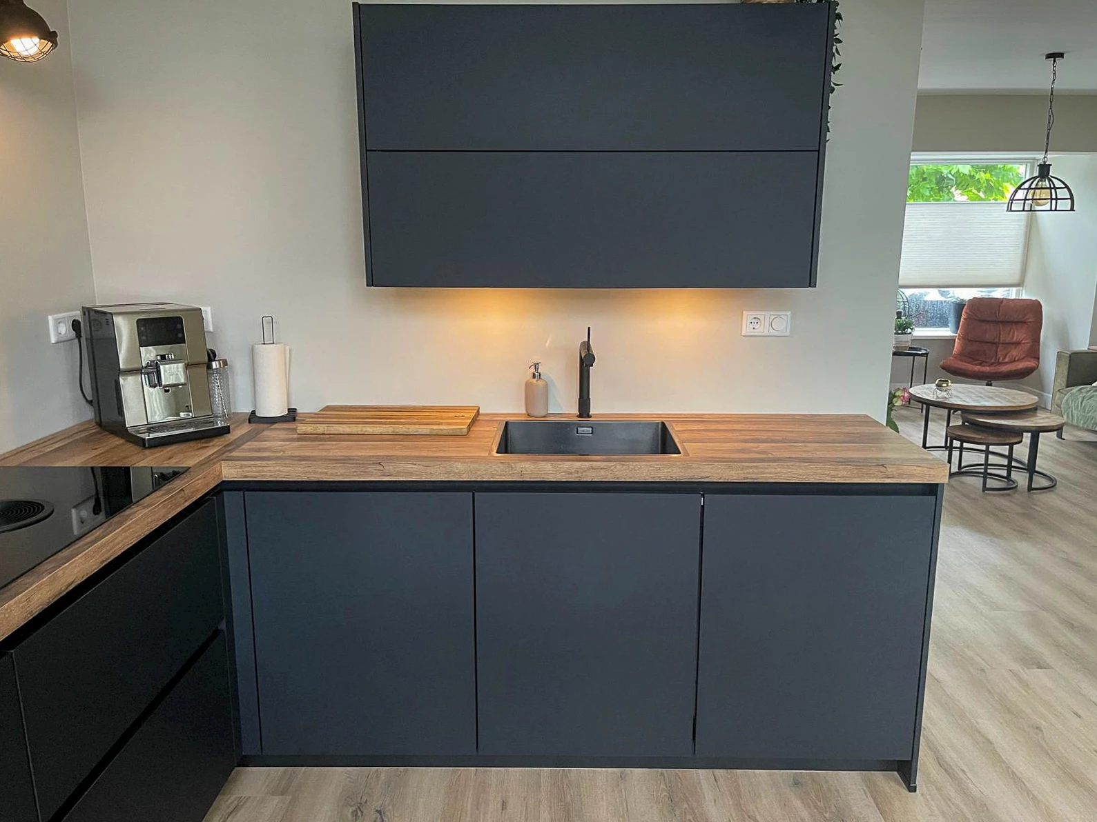 Zwarte landelijke keuken met hout