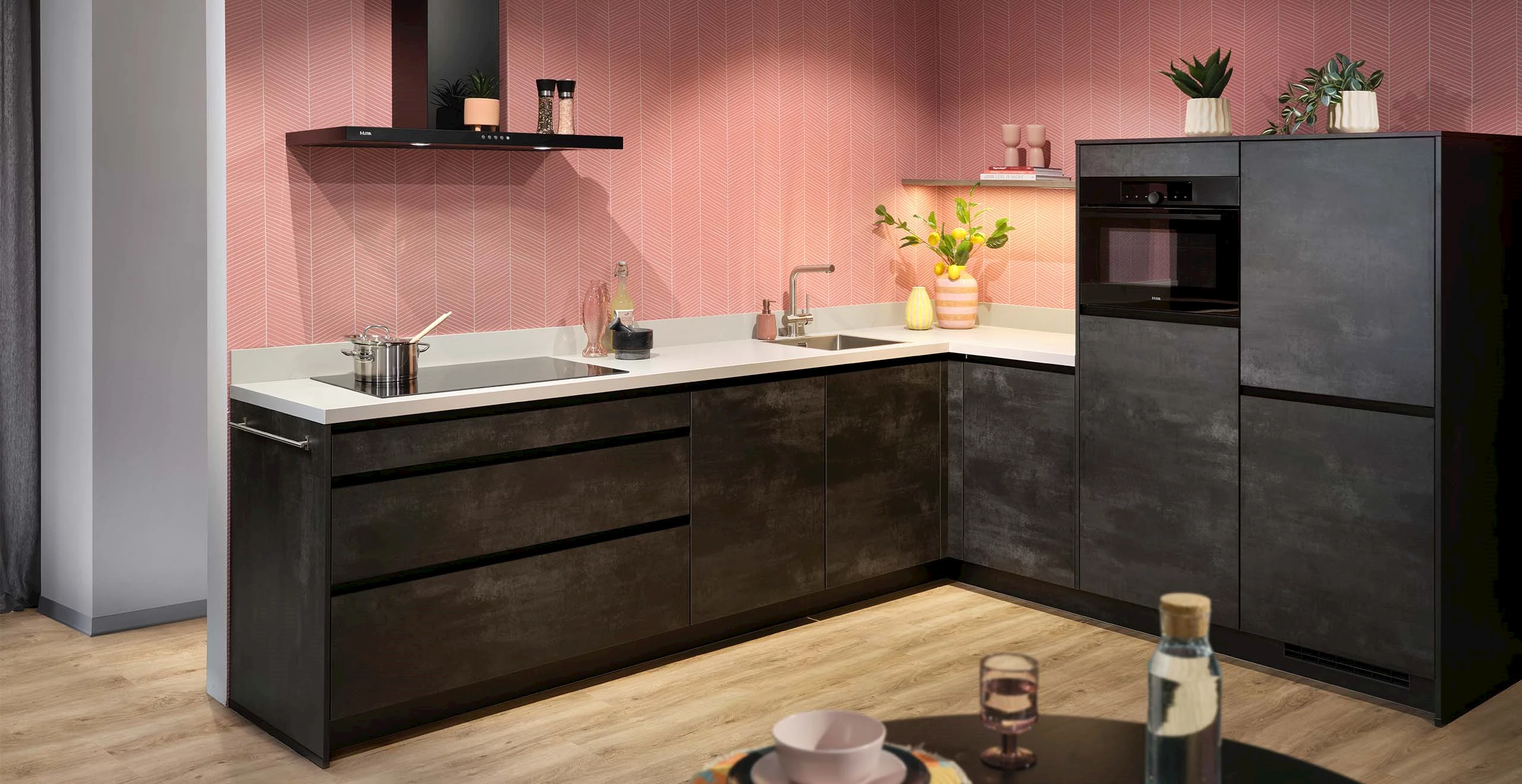 Hoekkeuken met halfhoge kastenwand