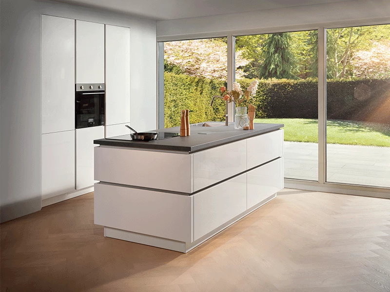 Keuken met veel ramen