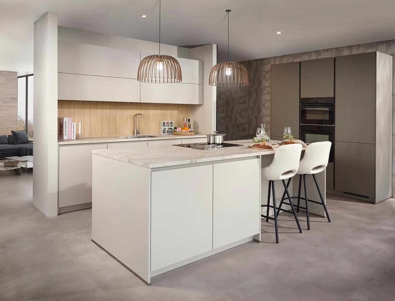 Moderne U-keuken met kastenwand