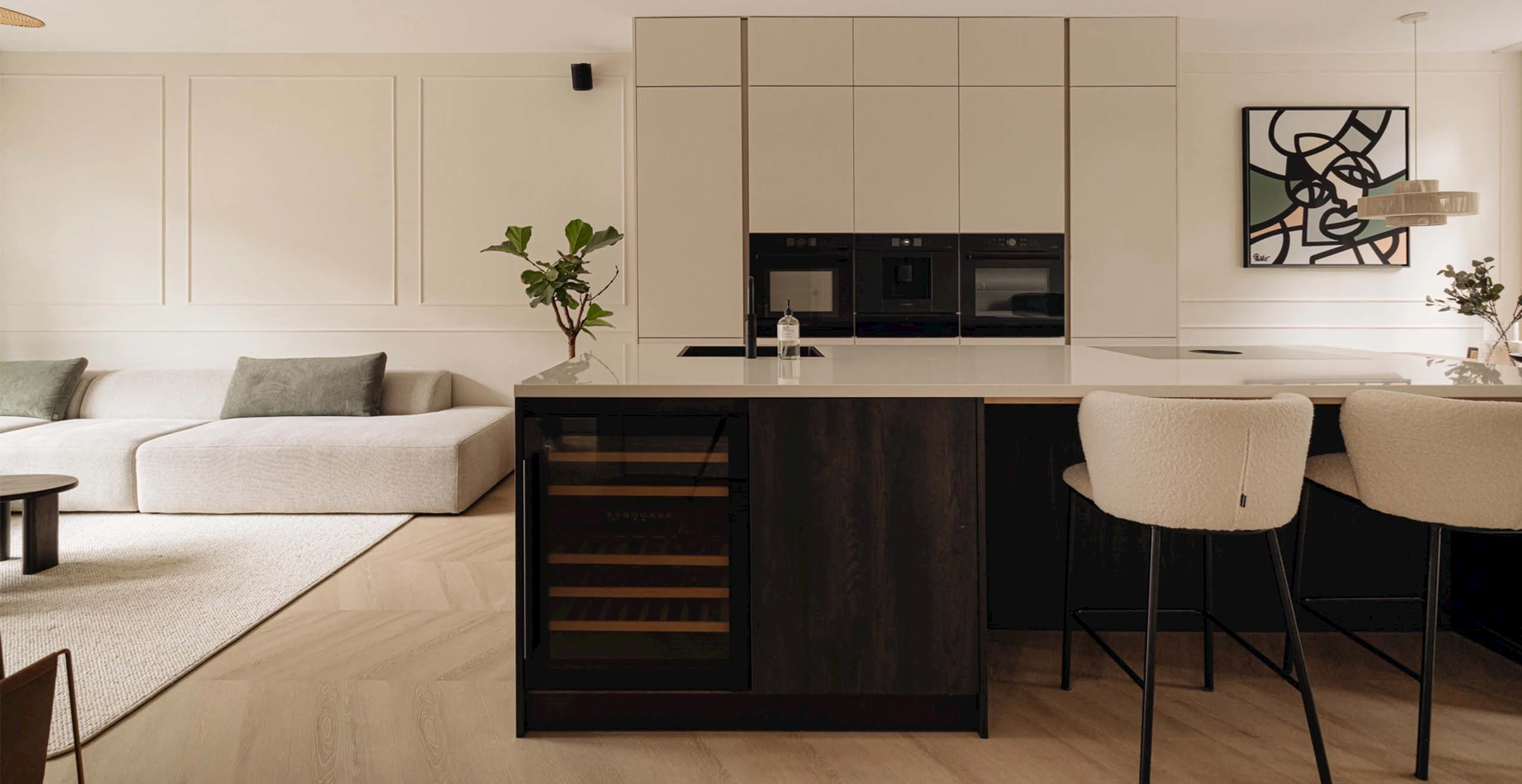 Zandkleurige luxe keuken