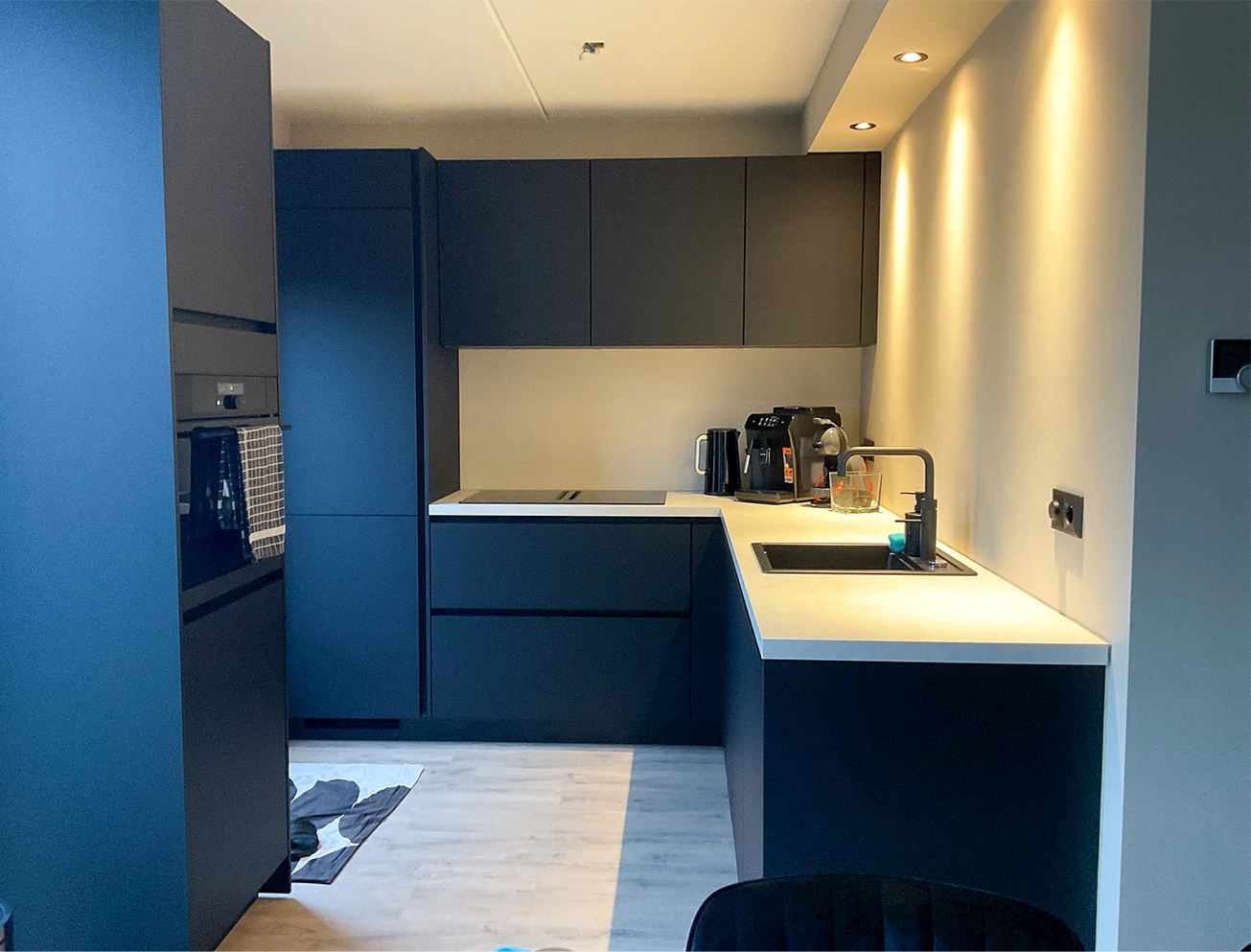 Moderne grafietzwarte keuken familie Kielstra