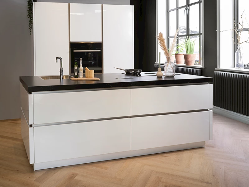 Witte keuken met zwart blad