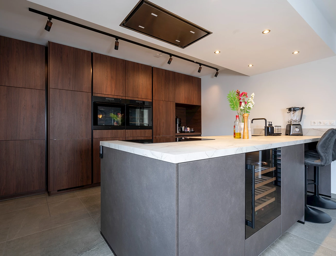 Keuken met kastenwand