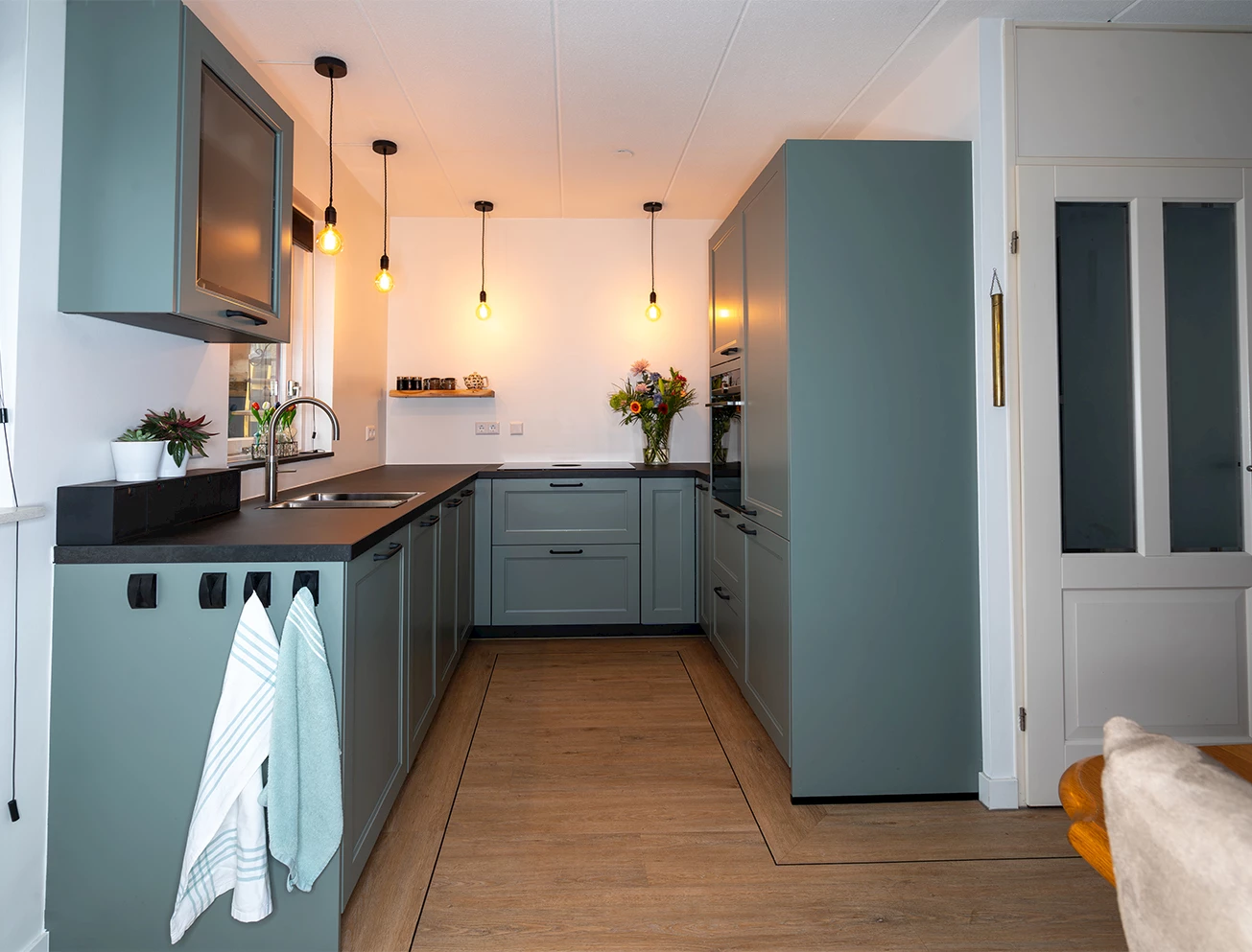 Zwarte landelijke keuken met groen