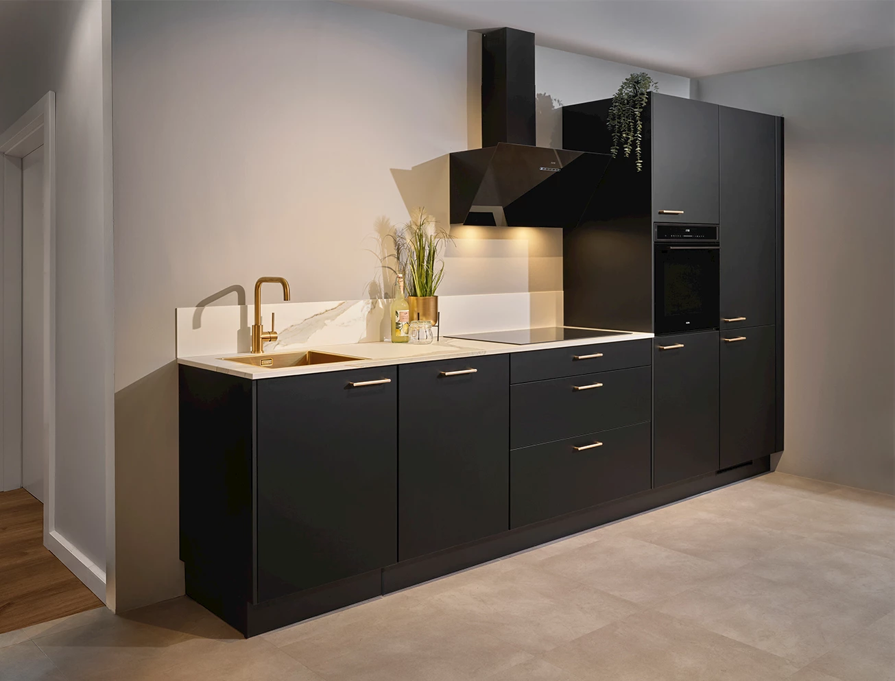 Zwarte keuken met wit blad