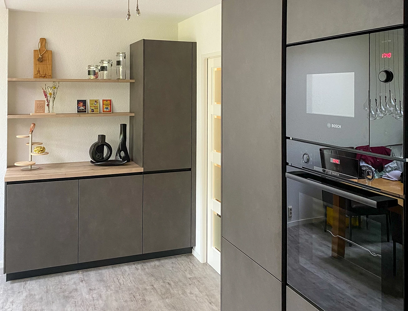 Grijze betonlook keuken familie van Dijk