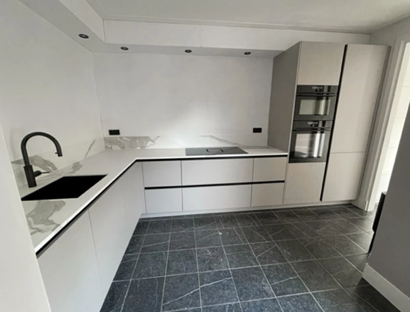 Lichte moderne keuken met marmerlook blad