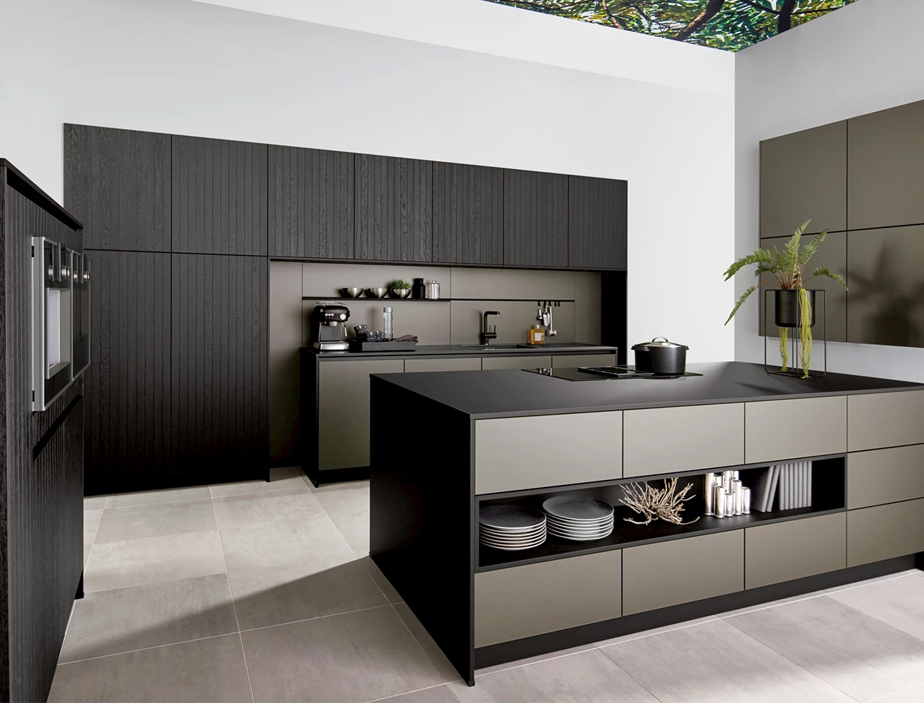 Stoere taupe keuken met zwart blad