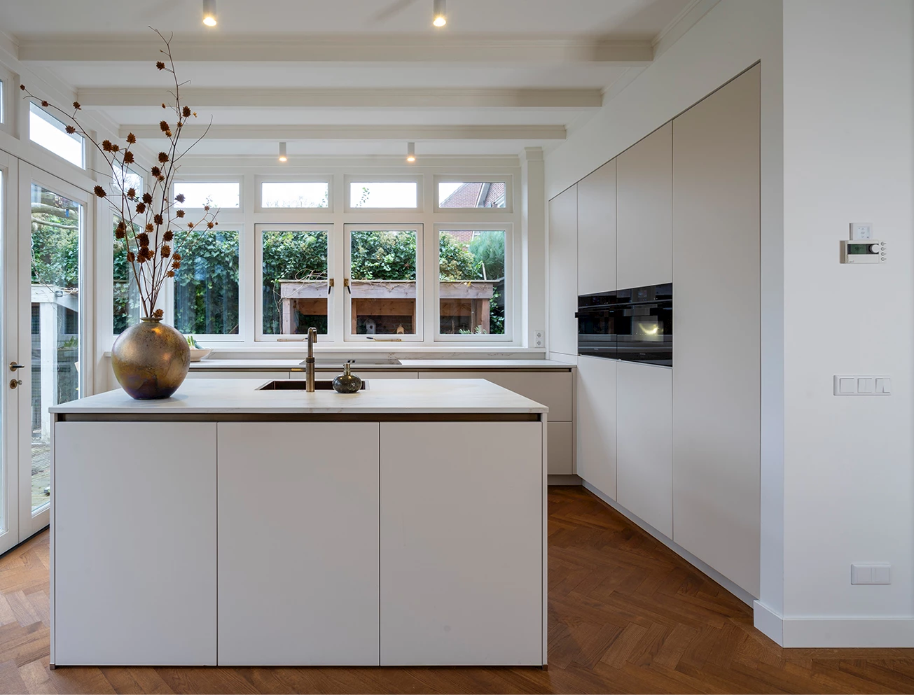 Lichte strakke keuken Pronorm