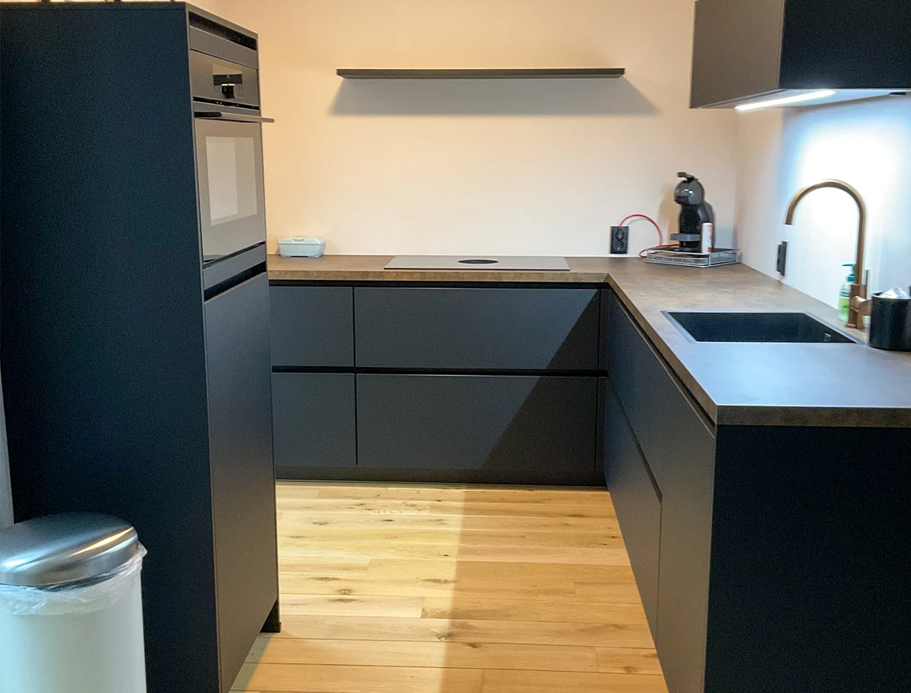 Moderne grafietzwarte keuken familie Jansen