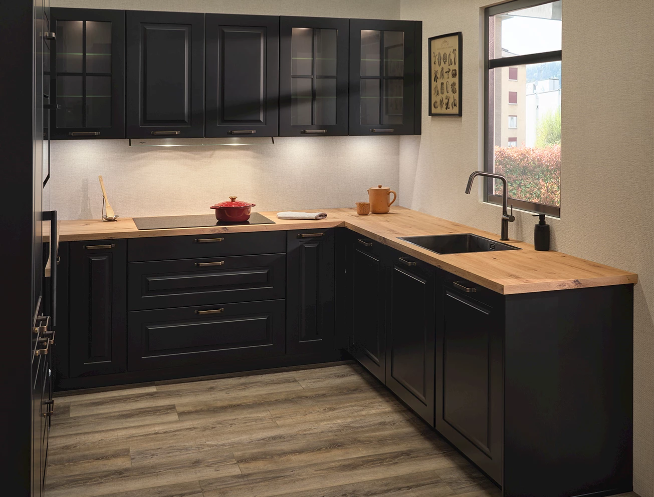 Zwarte hoekkeuken met hout