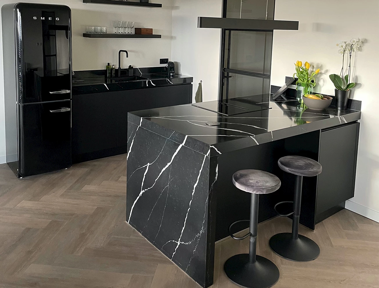 Hoogglans zwarte keuken