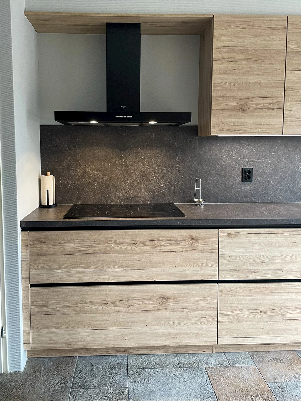 Zwarte keukenapparatuur