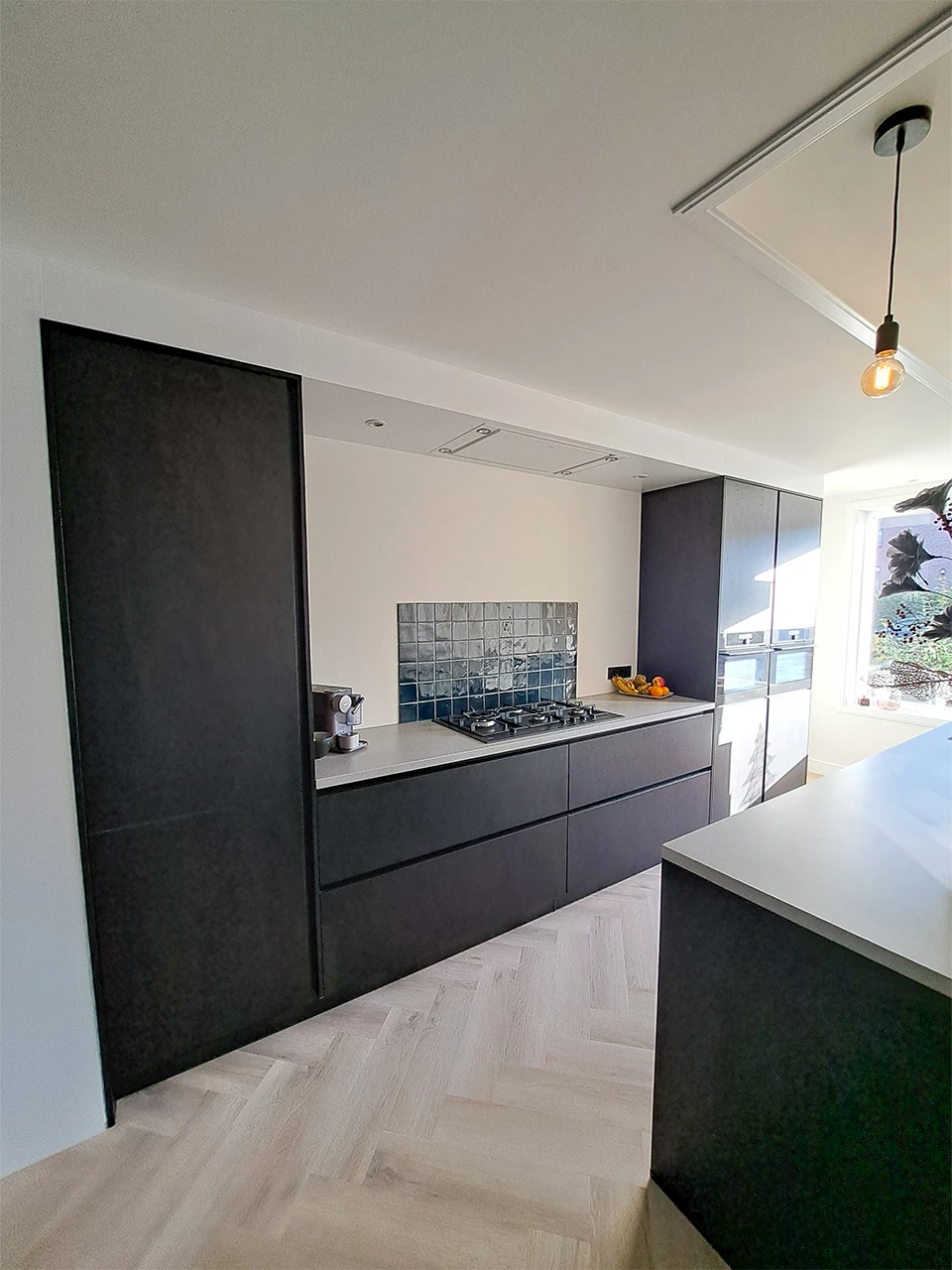 Zwarte houtlook keuken