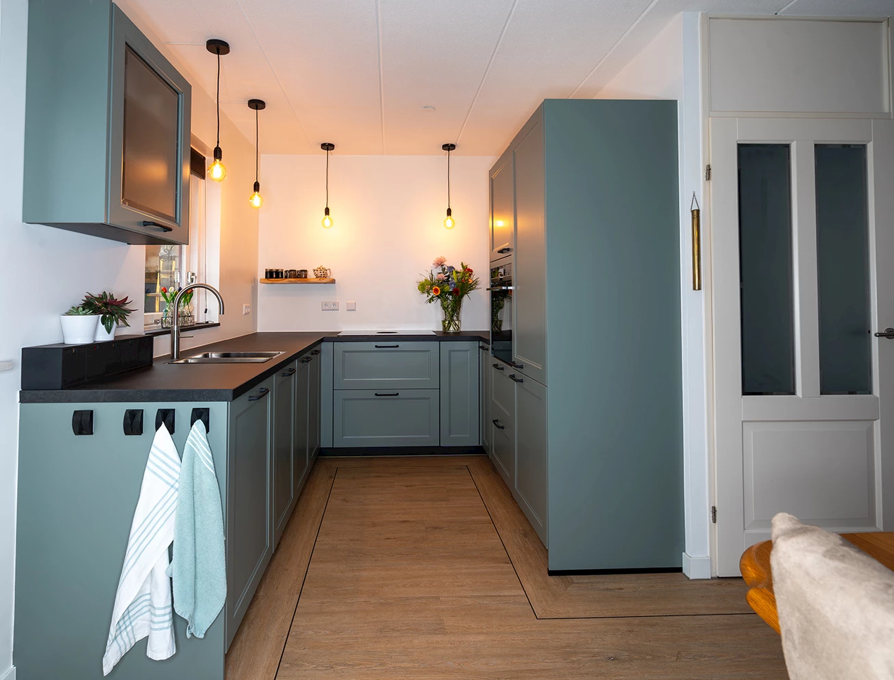 Kleine groene woonkeuken