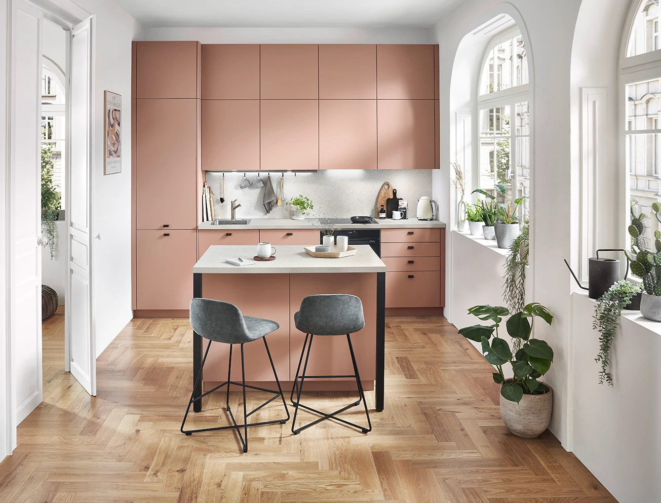 Kleine keuken met kookeiland en bar