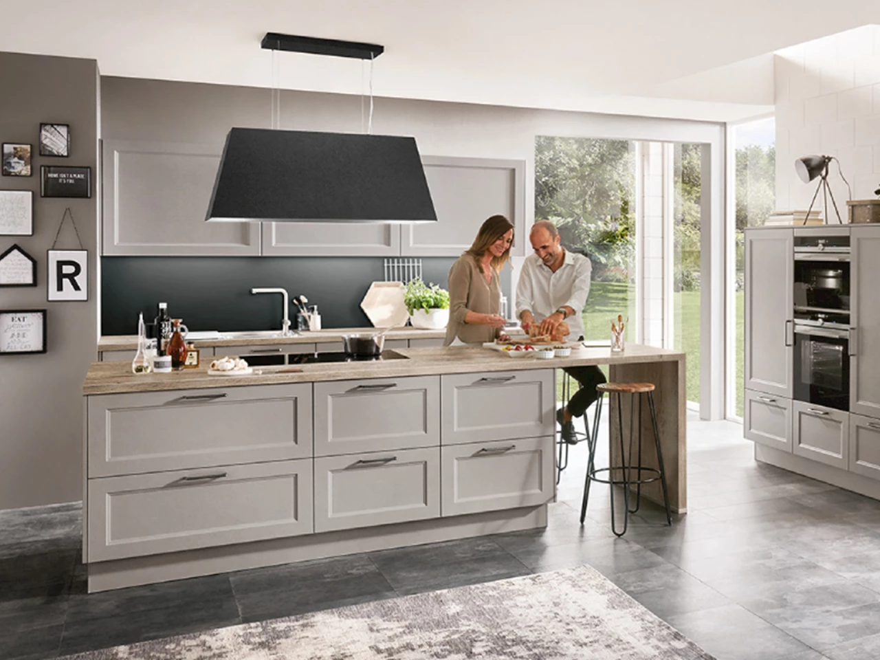 Landelijke keuken in taupe kleur