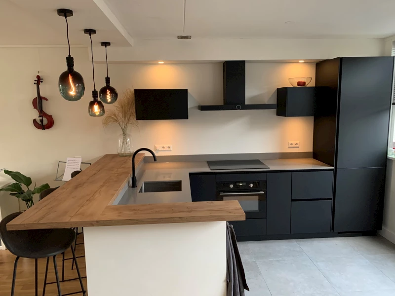 Moderne keuken met hout