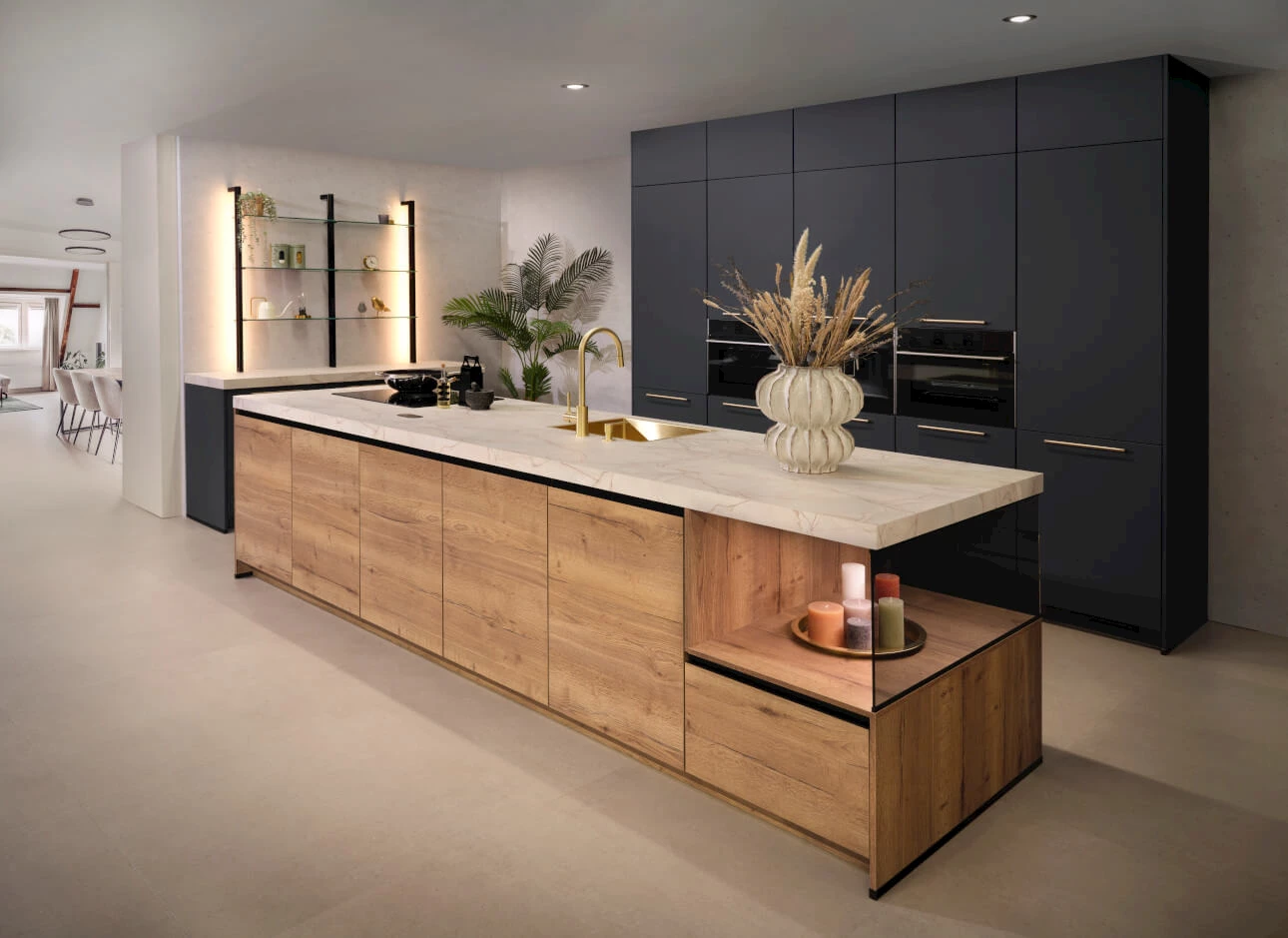 Blauwe keuken met kookeiland