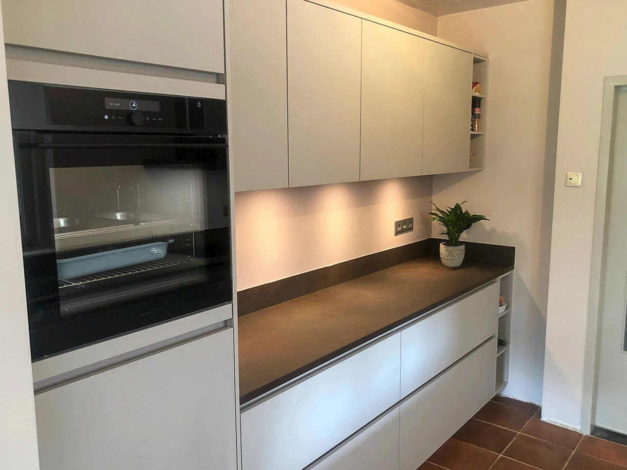 Zandkleurige keuken familie Douma