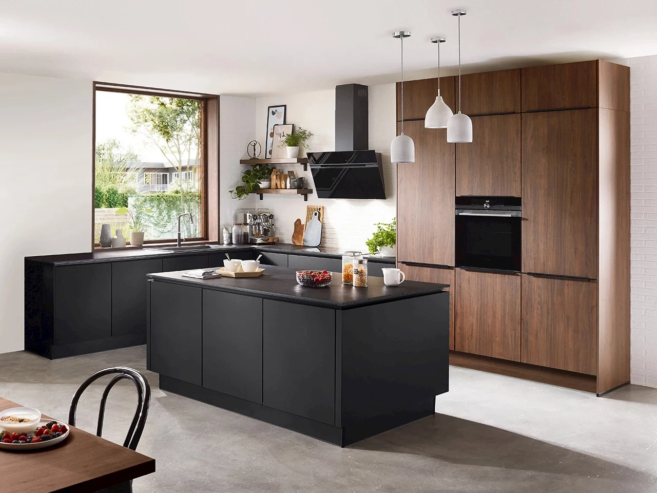 Hoekkeuken hoge kasten hout