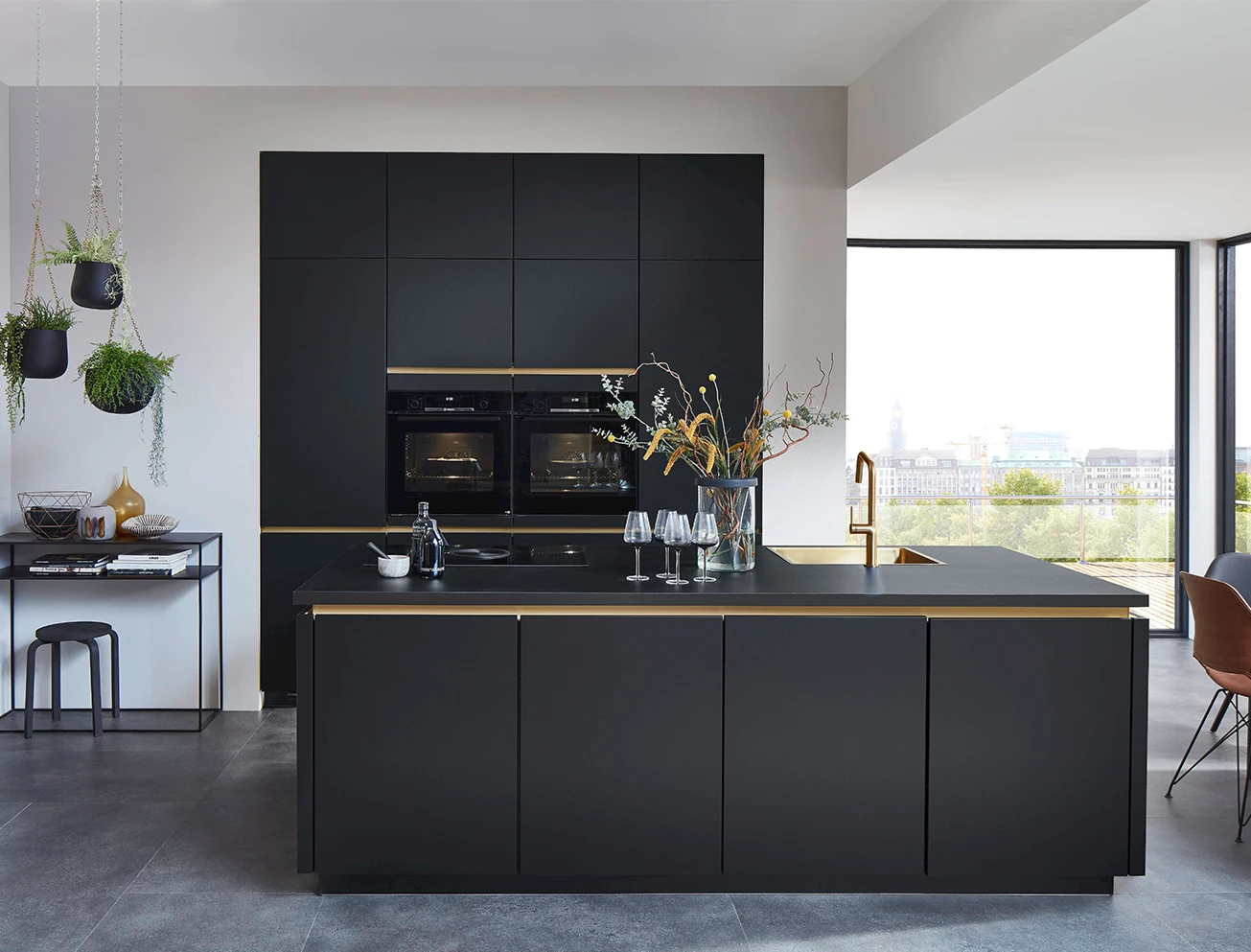 Mat zwarte keuken met goud