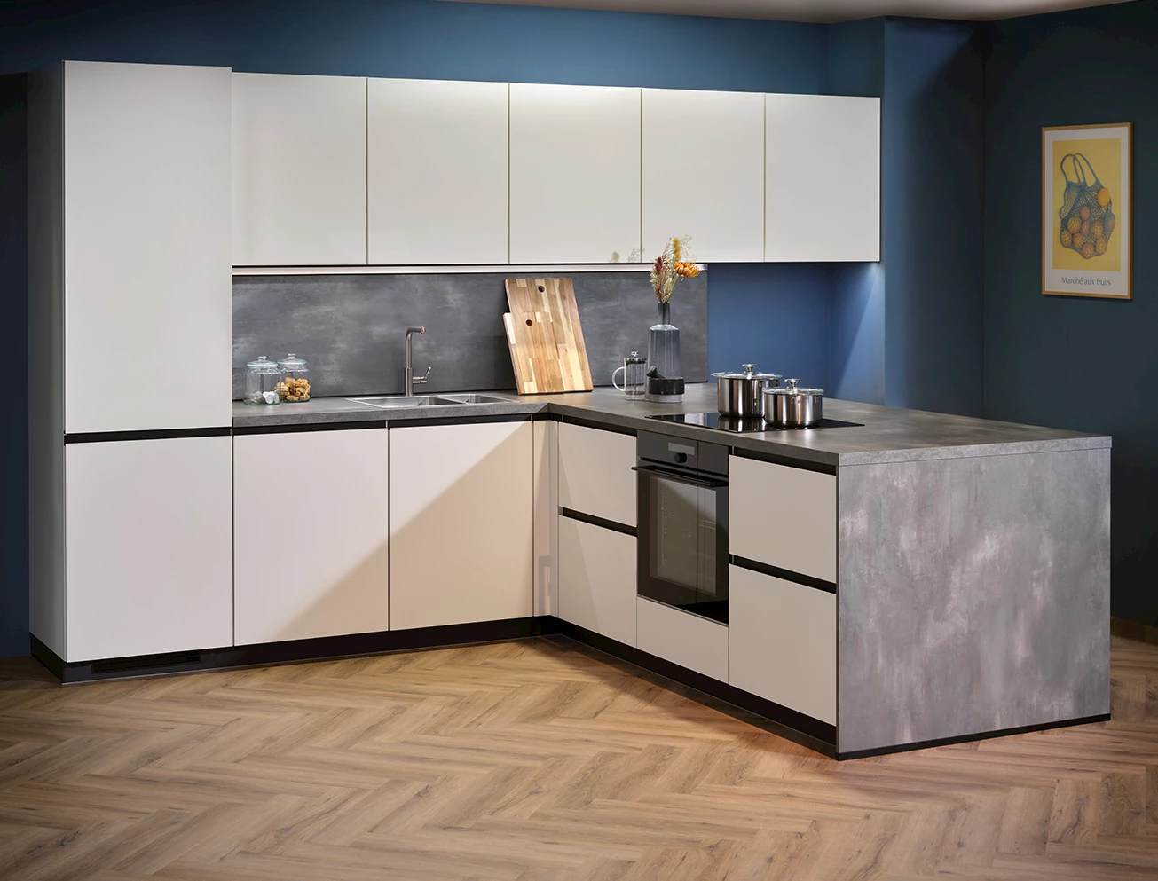 Witte keuken met betonlook werkblad
