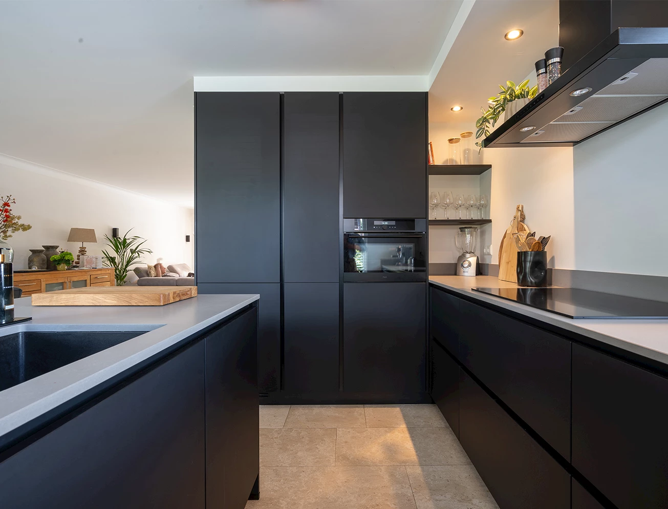 Moderne zwarte keuken