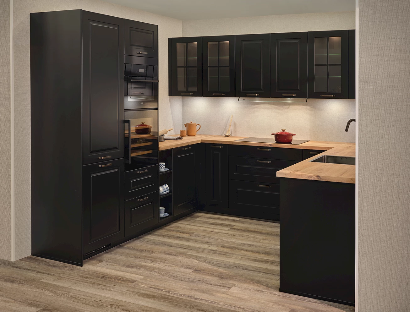 Zwarte landelijke keuken met hout