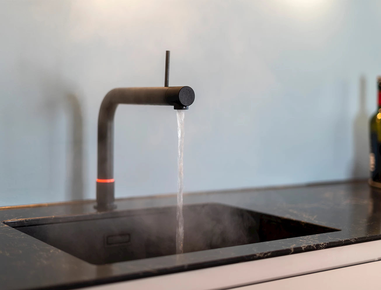 Schoonmaken mat zwarte kraan en spoelbak