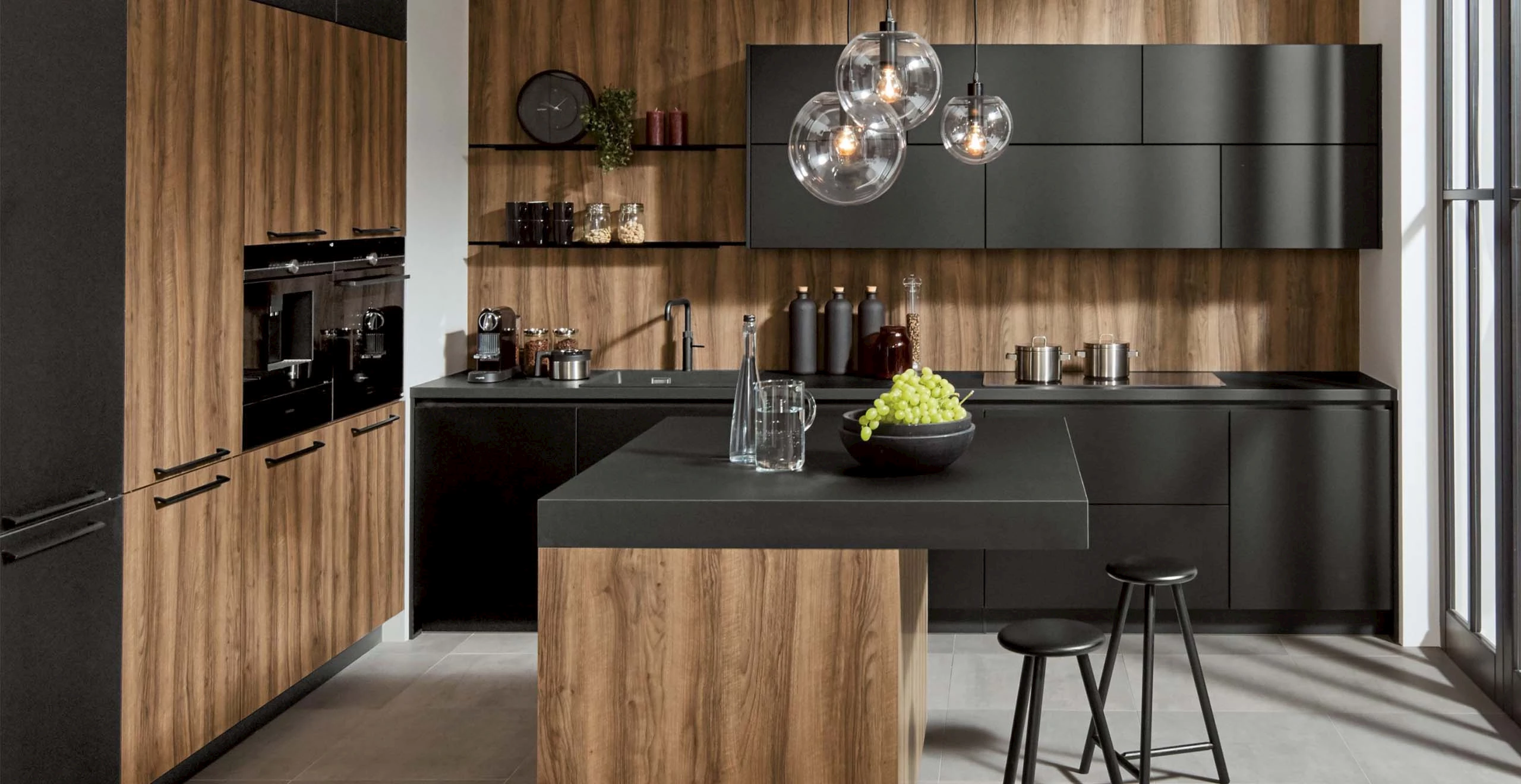 Zwarte landelijke keukens