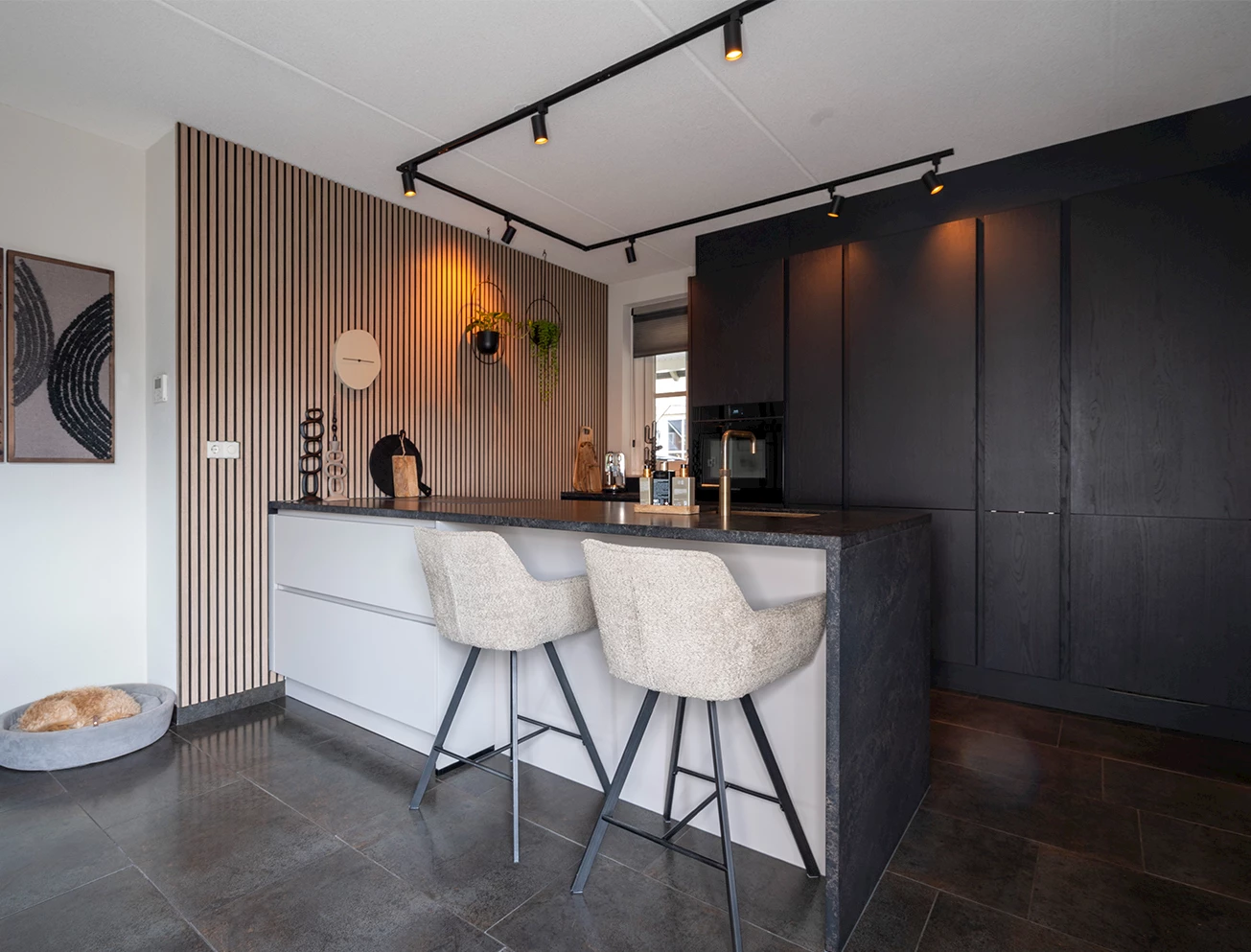 Donkere parallel keuken met raam