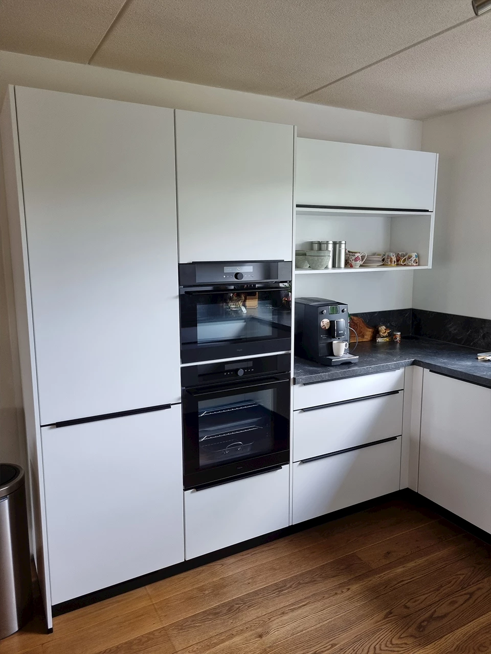 Witte keuken inbouwovens