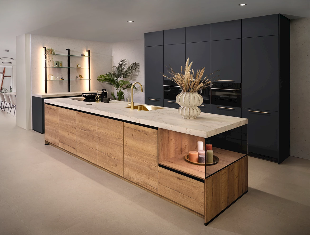 Design U-keuken met kastenwand