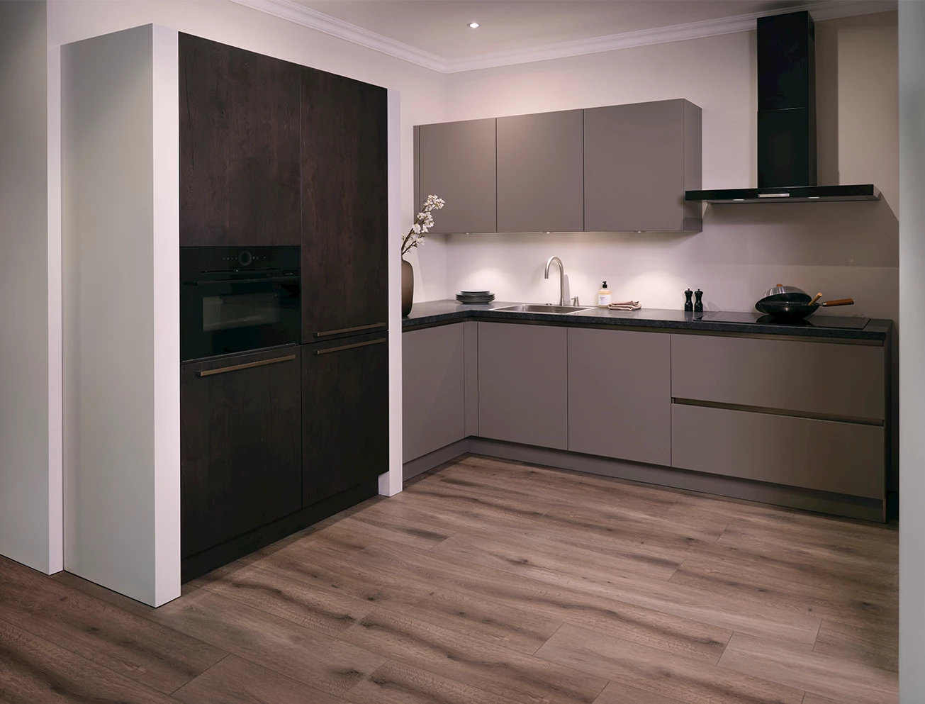 Moderne L-keuken met kastenwand