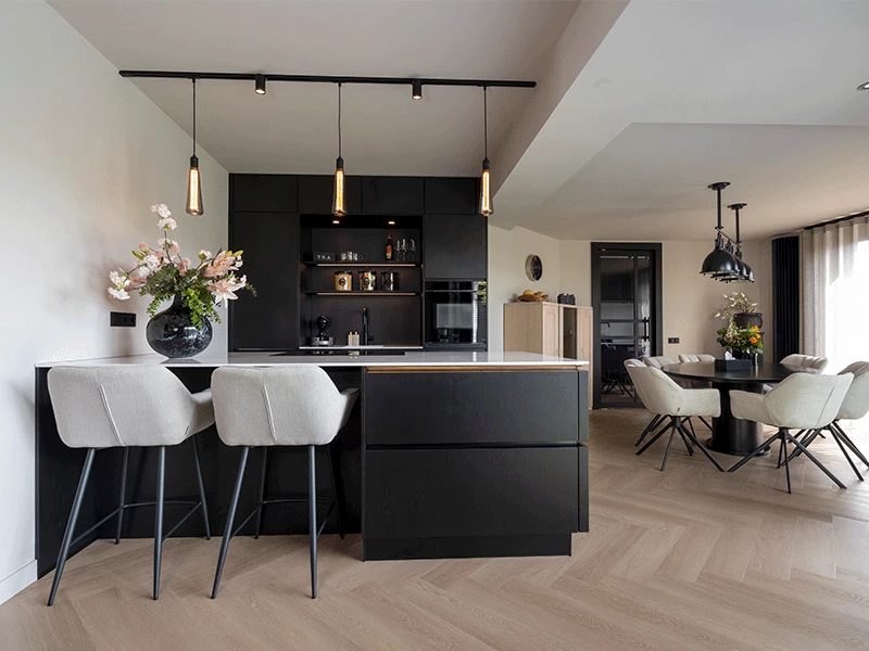 Zwarte keuken wit blad