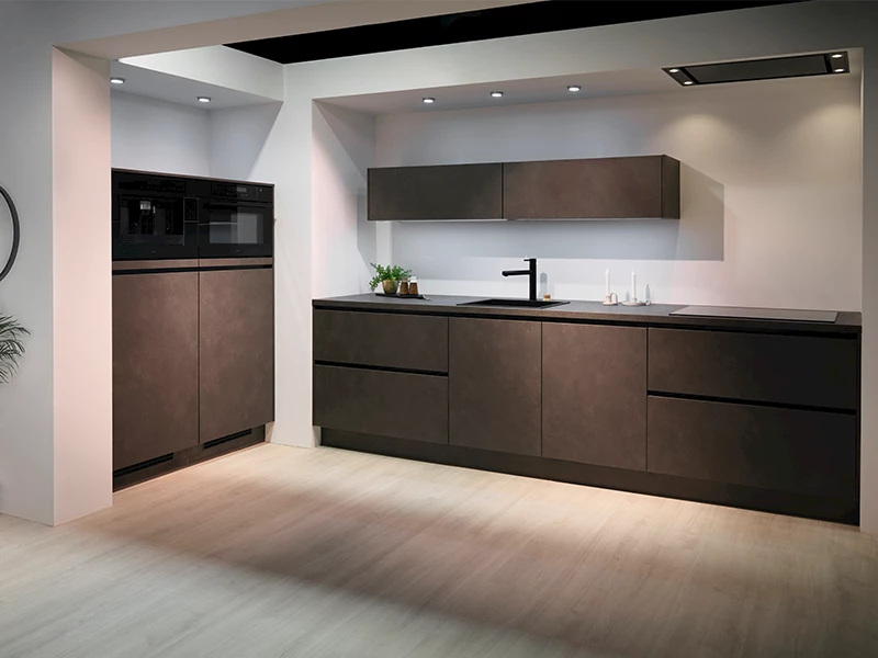 L-keuken met kastenwand