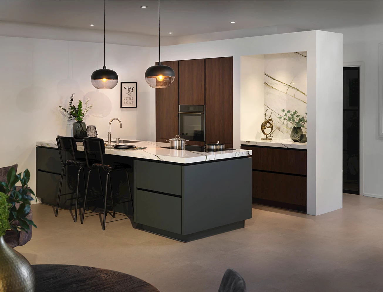 Groene luxe keuken met kookeiland