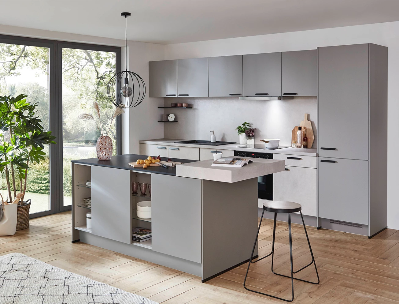 Lichte taupe keuken met zwart blad