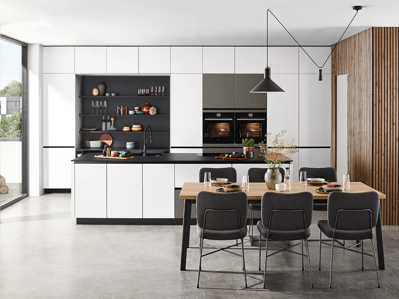 Witte keuken met zwart blad