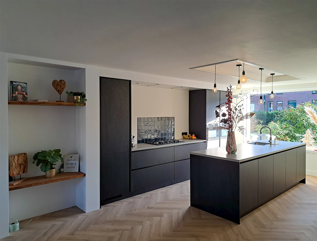 Ruime zwarte keuken familie Bunschoten