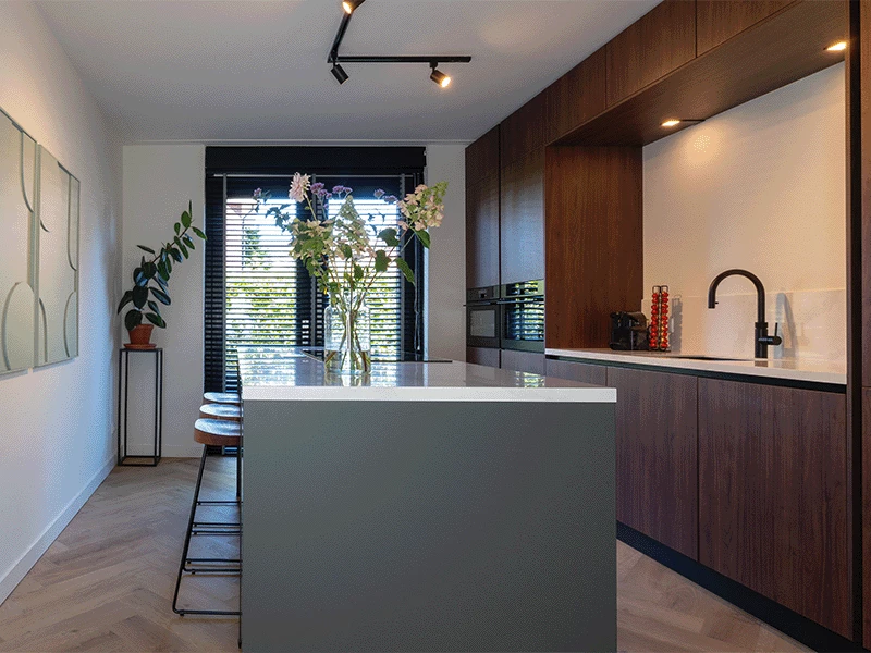 Parallel keuken met ramen