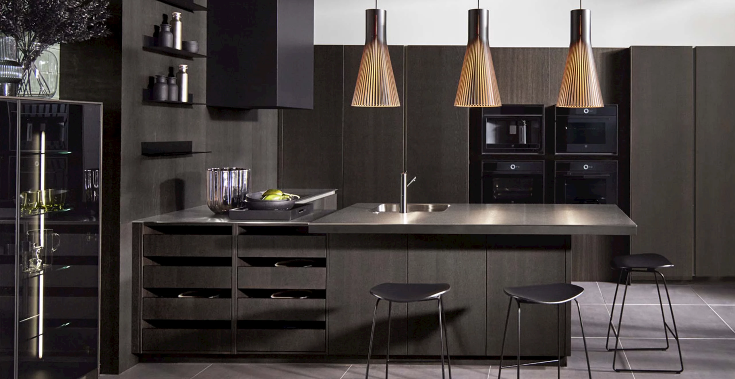 Grijze industriële keuken