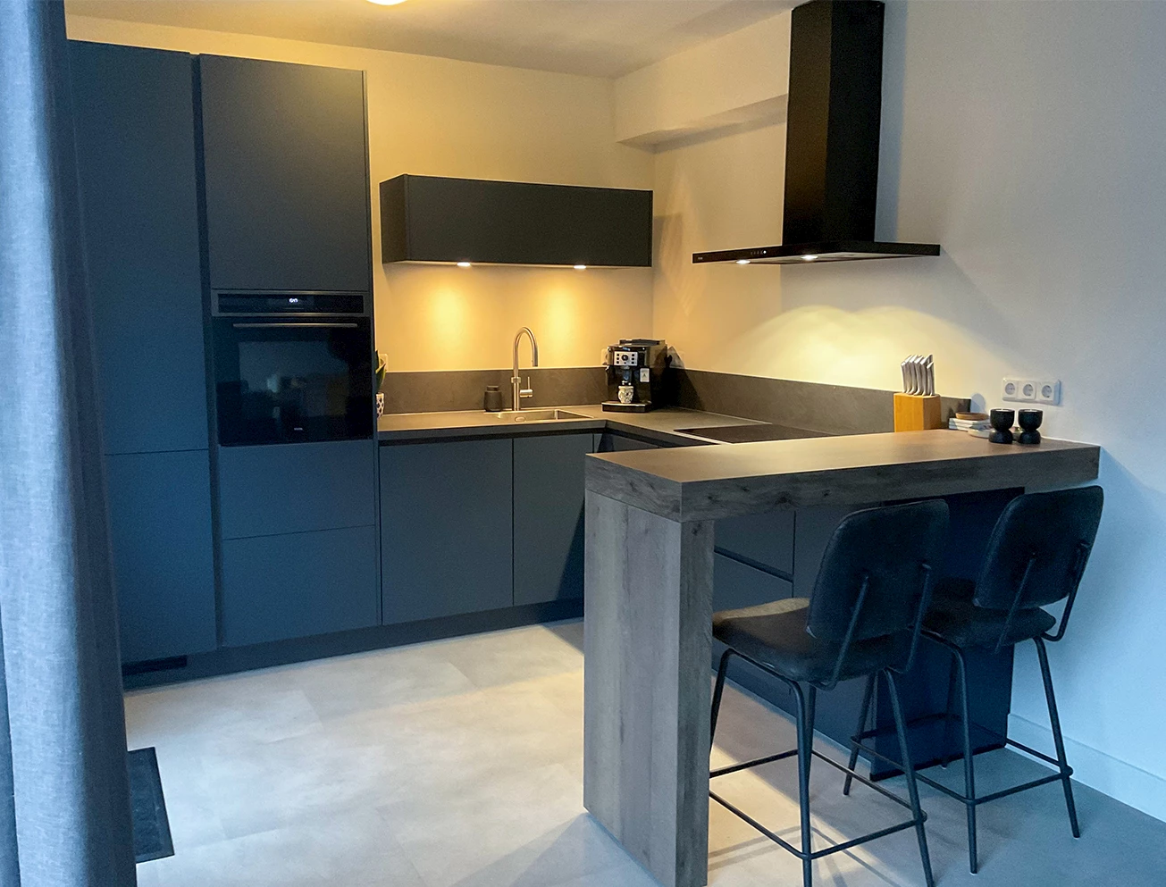 Strakke blauwe keuken familie Lap