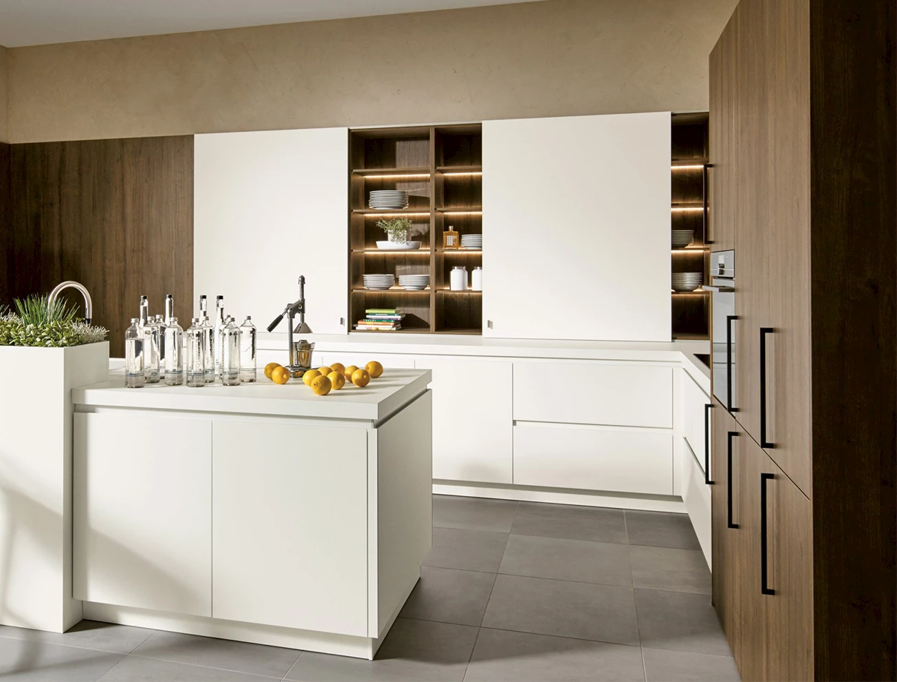 Moderne witte keuken met hout